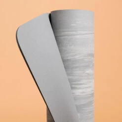 Esterilla Yoga Antideslizante Grip Ecodiseñada 5mm Gris 11 Esterilla Yoga Antideslizante Grip Ecodiseñada 5mm Gris -Equipo De Fitness esterilla yoga antideslizante grip ecodiseada 5mm gris 3