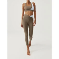 Born Living Yoga Top Deportivo De Mujer En Tejido Performance De Sujección Media -Equipo De Fitness top deportivo de mujer en tejido performance de sujeccion media 2